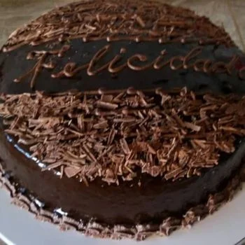 Torta de Cumpleaños de chocolate, rellena de chocolate, decorada con rayadura de cacao