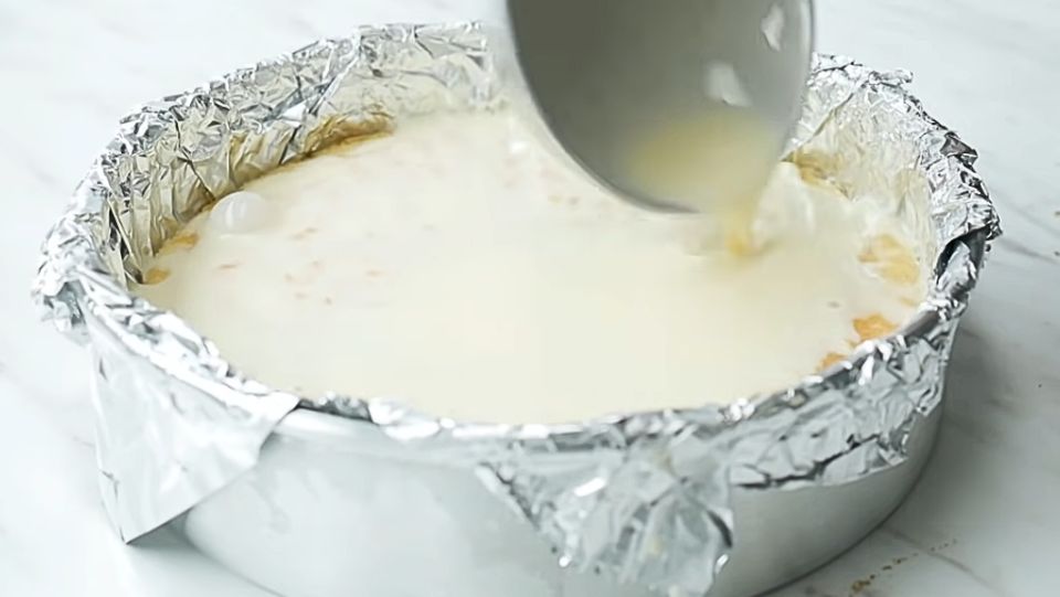 Bañar los Bizcochos con la mezcla 3 leches Bañar los Bizcochos con la mezcla 3 leches