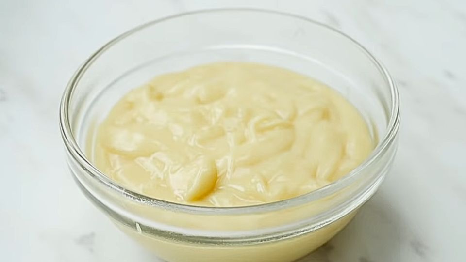 Preparar la crema pastelera para el relleno. Preparar la crema pastelera para el relleno.